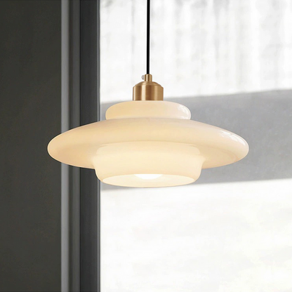 Weiße Eleganz:  Minimalistische elegante Hängeleuchte aus weißem Glas