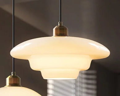 Weiße Eleganz:  Minimalistische elegante Hängeleuchte aus weißem Glas