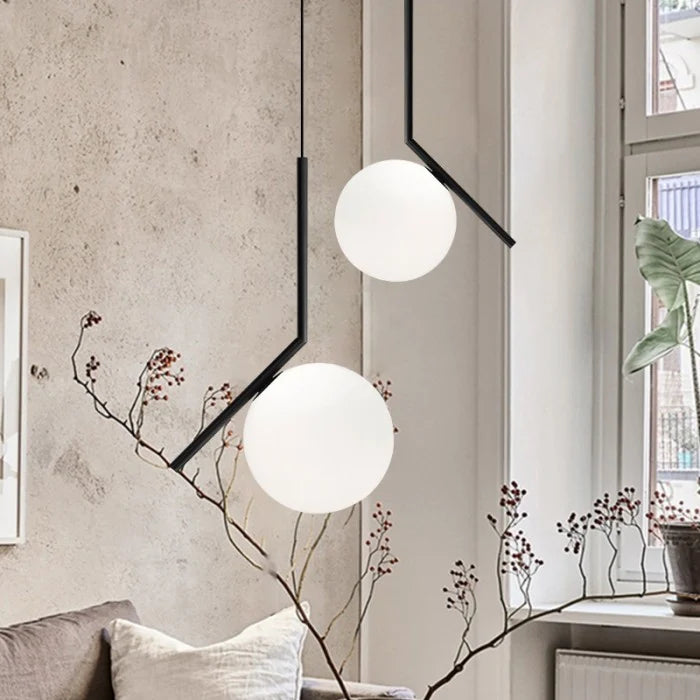 Moderne Pendelleuchte mit Glaskugel