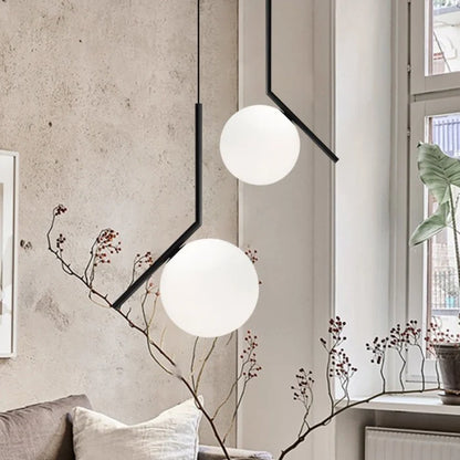 Moderne Pendelleuchte mit Glaskugel