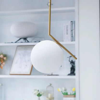 Moderne Pendelleuchte mit Glaskugel