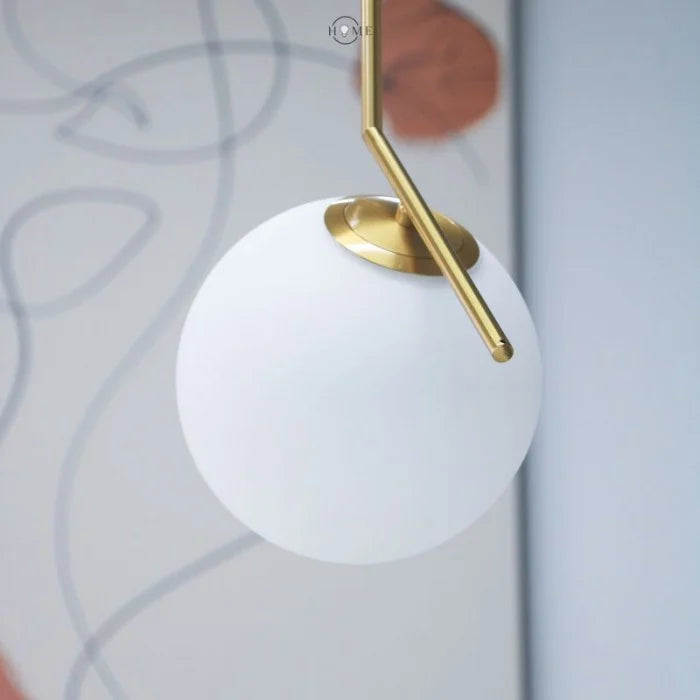 Moderne Pendelleuchte mit Glaskugel