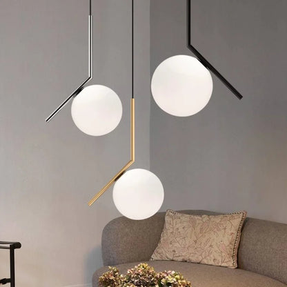 Moderne Pendelleuchte mit Glaskugel