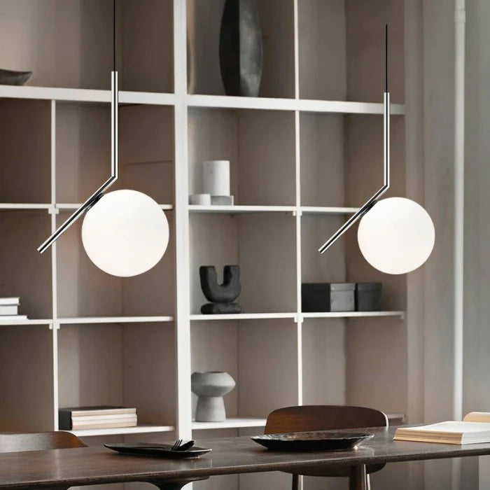 Moderne Pendelleuchte mit Glaskugel