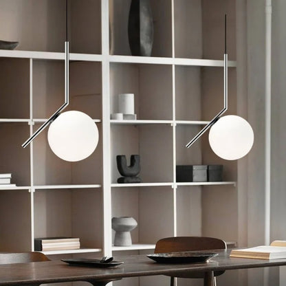 Moderne Pendelleuchte mit Glaskugel