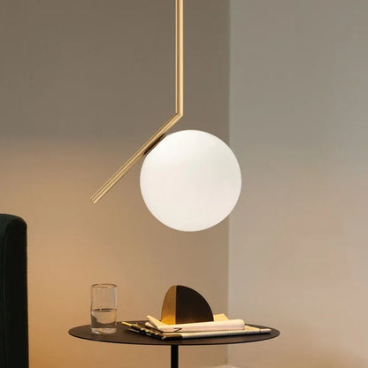 Moderne Pendelleuchte mit Glaskugel