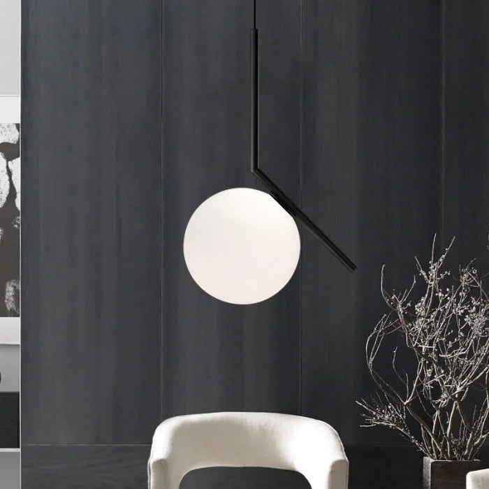 Moderne Pendelleuchte mit Glaskugel