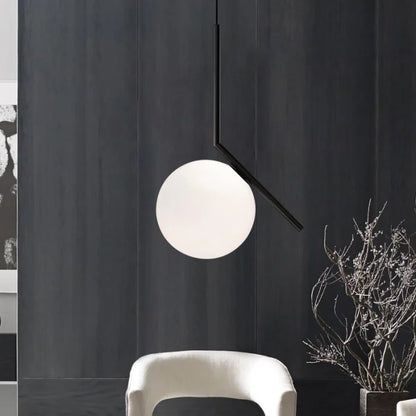 Moderne Pendelleuchte mit Glaskugel