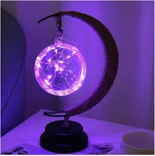LunarBlüte: Mondlampe mit zarten Blüten und Sanftem Leuchten