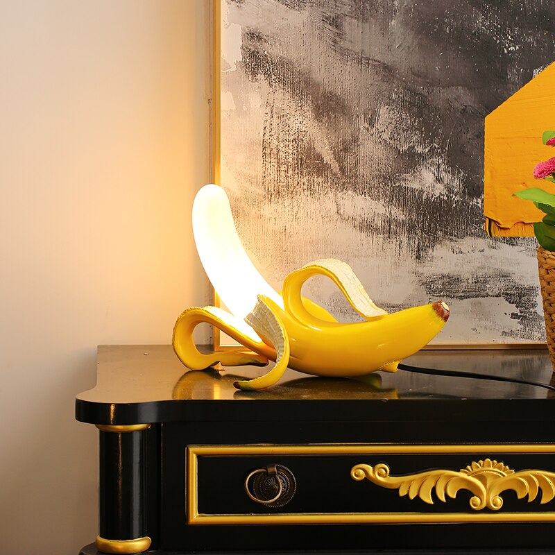GildedSchälen: Verspielte Tischlampe in Bananenform mit Goldener Oberfläche