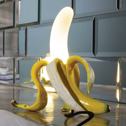 GildedSchälen: Verspielte Tischlampe in Bananenform mit Goldener Oberfläche