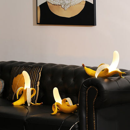 GildedSchälen: Verspielte Tischlampe in Bananenform mit Goldener Oberfläche