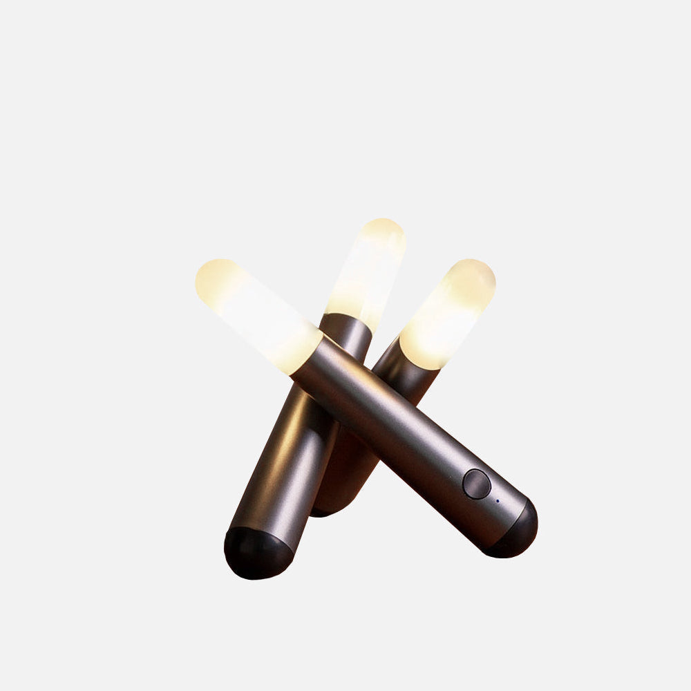 Leuchtstab: Minimalistische, Kabellose LED Tischlampe im Stab Entwurf