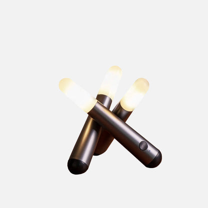 Leuchtstab: Minimalistische, Kabellose LED Tischlampe im Stab Entwurf