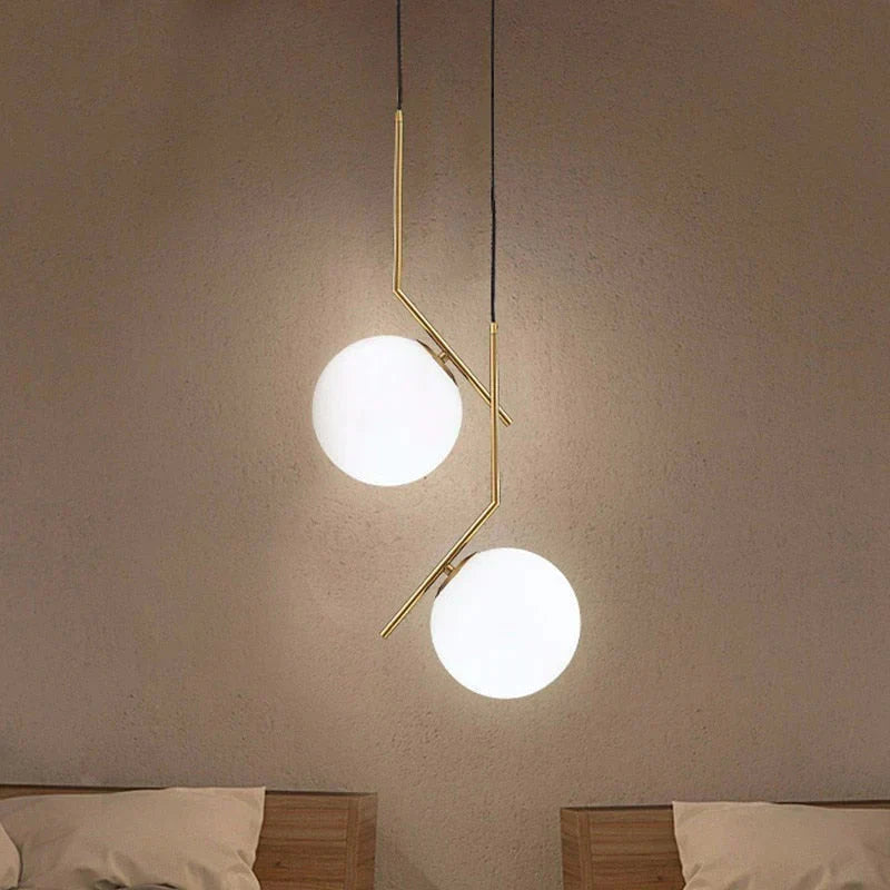 Moderne Pendelleuchte mit Glaskugel