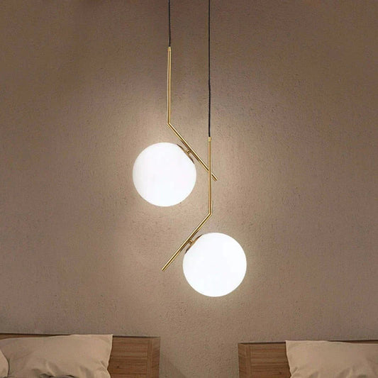 Moderne Pendelleuchte mit Glaskugel
