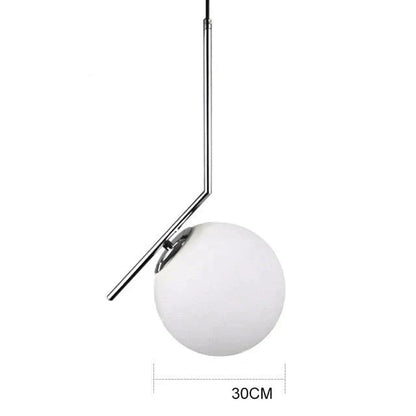 Moderne Pendelleuchte mit Glaskugel