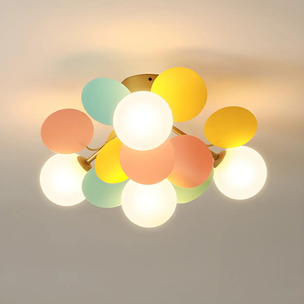 Moderne LED-Deckenleuchte in Kugelform