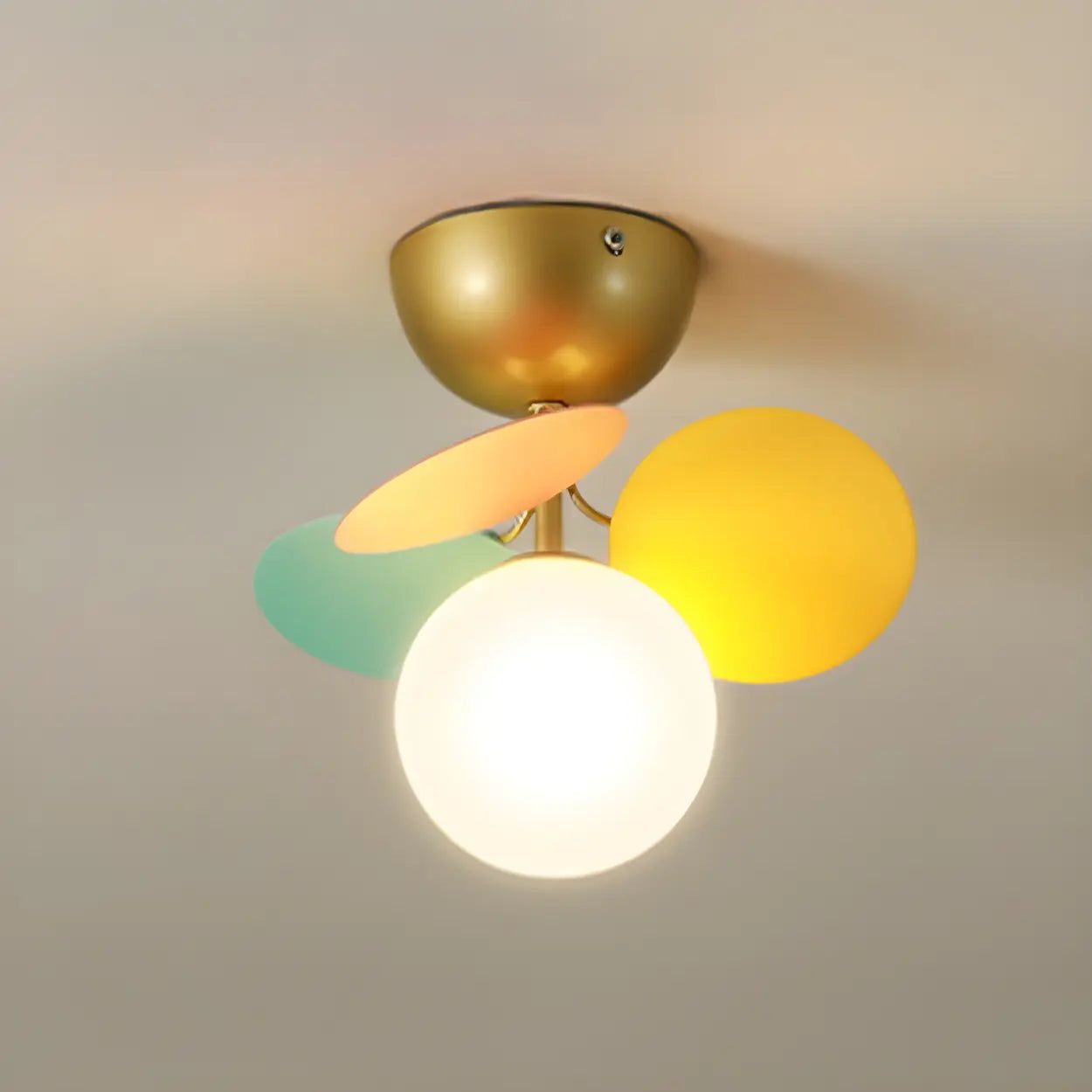 Moderne LED-Deckenleuchte in Kugelform