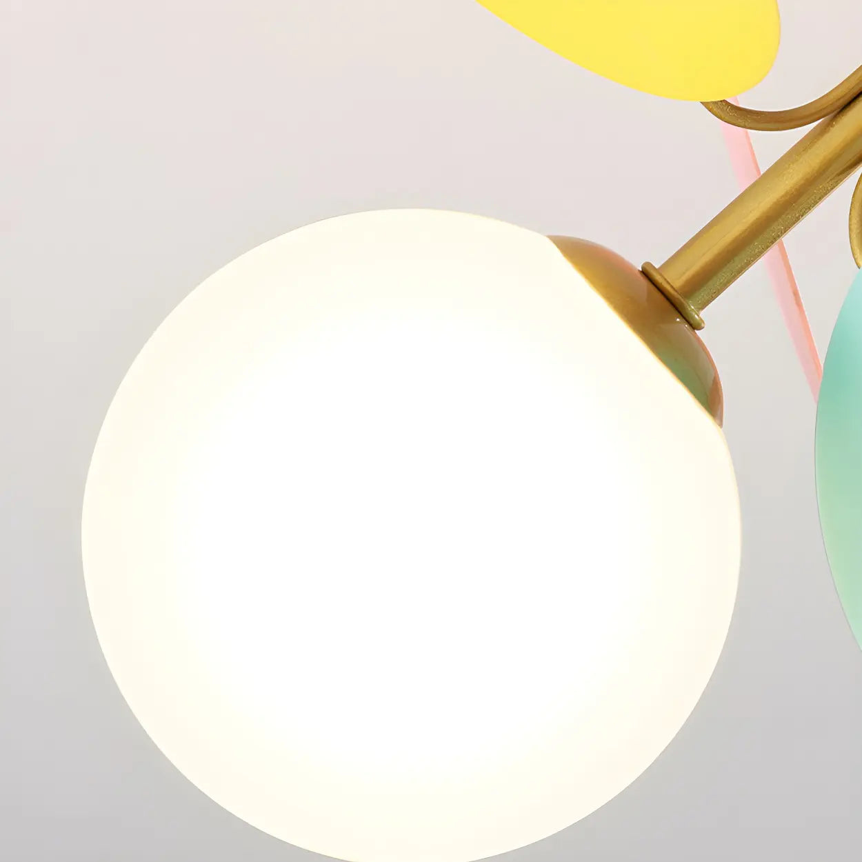 Moderne LED-Deckenleuchte in Kugelform