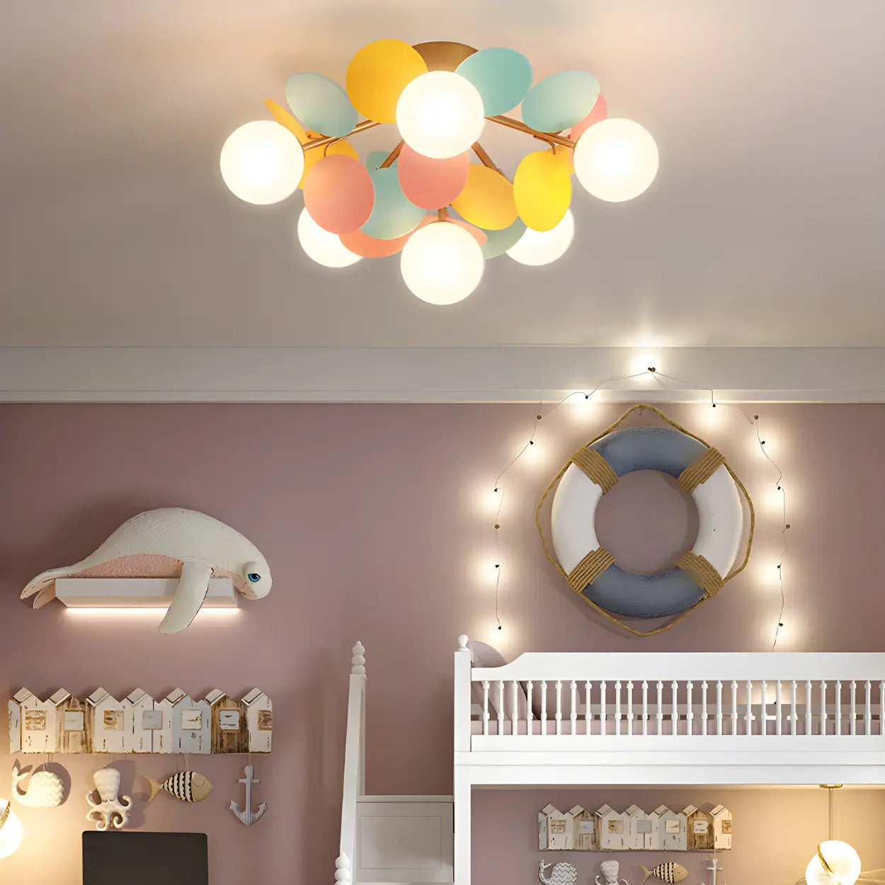 Moderne LED-Deckenleuchte in Kugelform