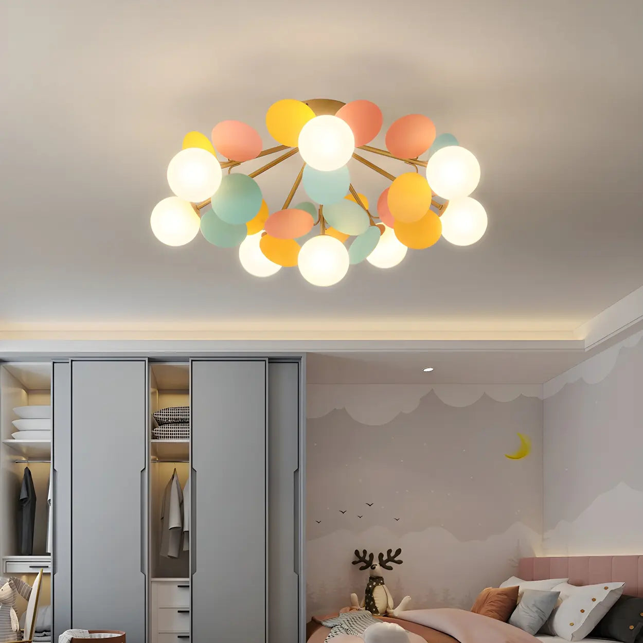 Moderne LED-Deckenleuchte in Kugelform