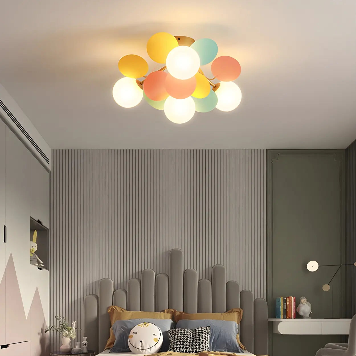 Moderne LED-Deckenleuchte in Kugelform