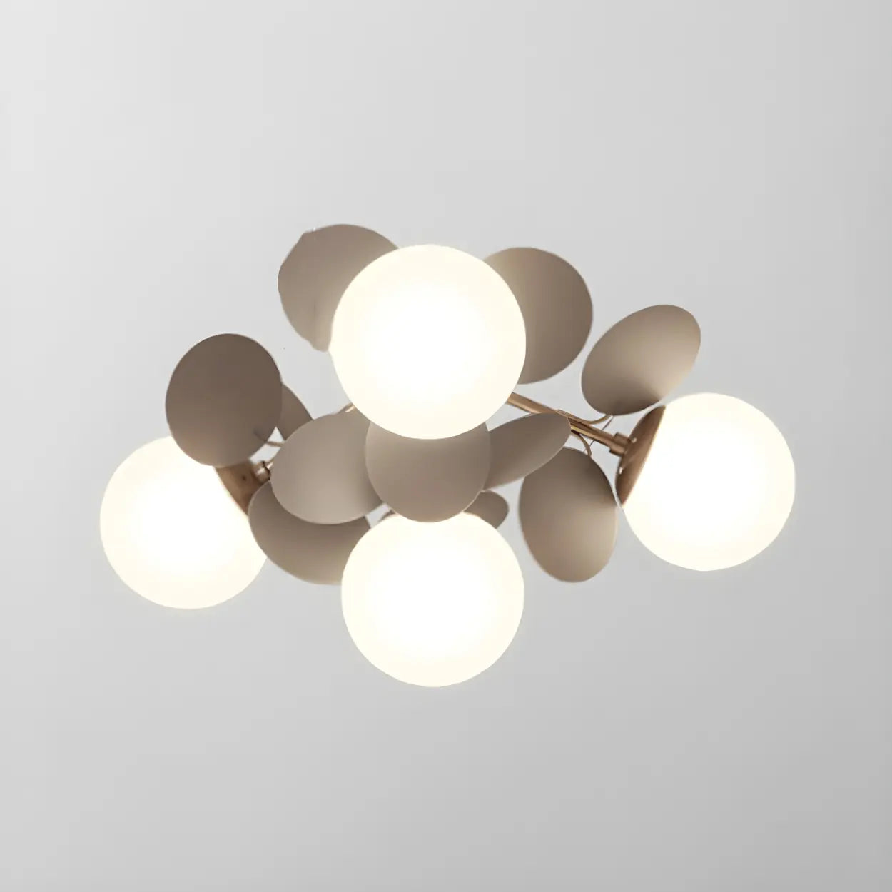 Moderne LED-Deckenleuchte in Kugelform