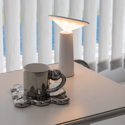 Lichtberührung: Minimalistische LED Tischleuchte mit Dimmfunktion