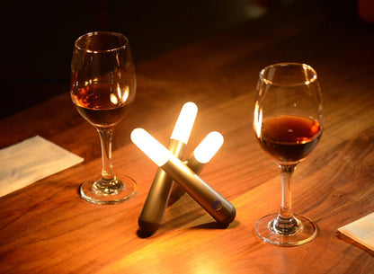 Leuchtstab: Minimalistische, Kabellose LED Tischlampe im Stab Entwurf