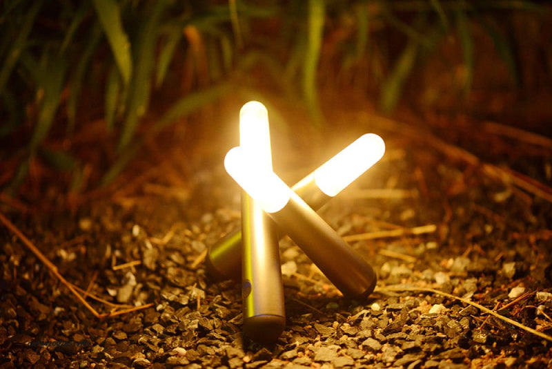 Leuchtstab: Minimalistische, Kabellose LED Tischlampe im Stab Entwurf