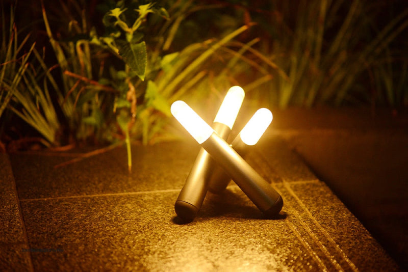 Leuchtstab: Minimalistische, Kabellose LED Tischlampe im Stab Entwurf