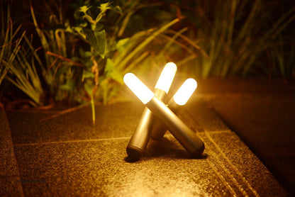Leuchtstab: Minimalistische, Kabellose LED Tischlampe im Stab Entwurf