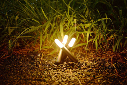 Leuchtstab: Minimalistische, Kabellose LED Tischlampe im Stab Entwurf