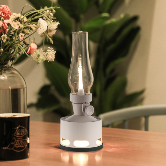 LaternenLeuchten: Vintage-inspirierte LED-Laterne mit warmem, flackerndem Licht