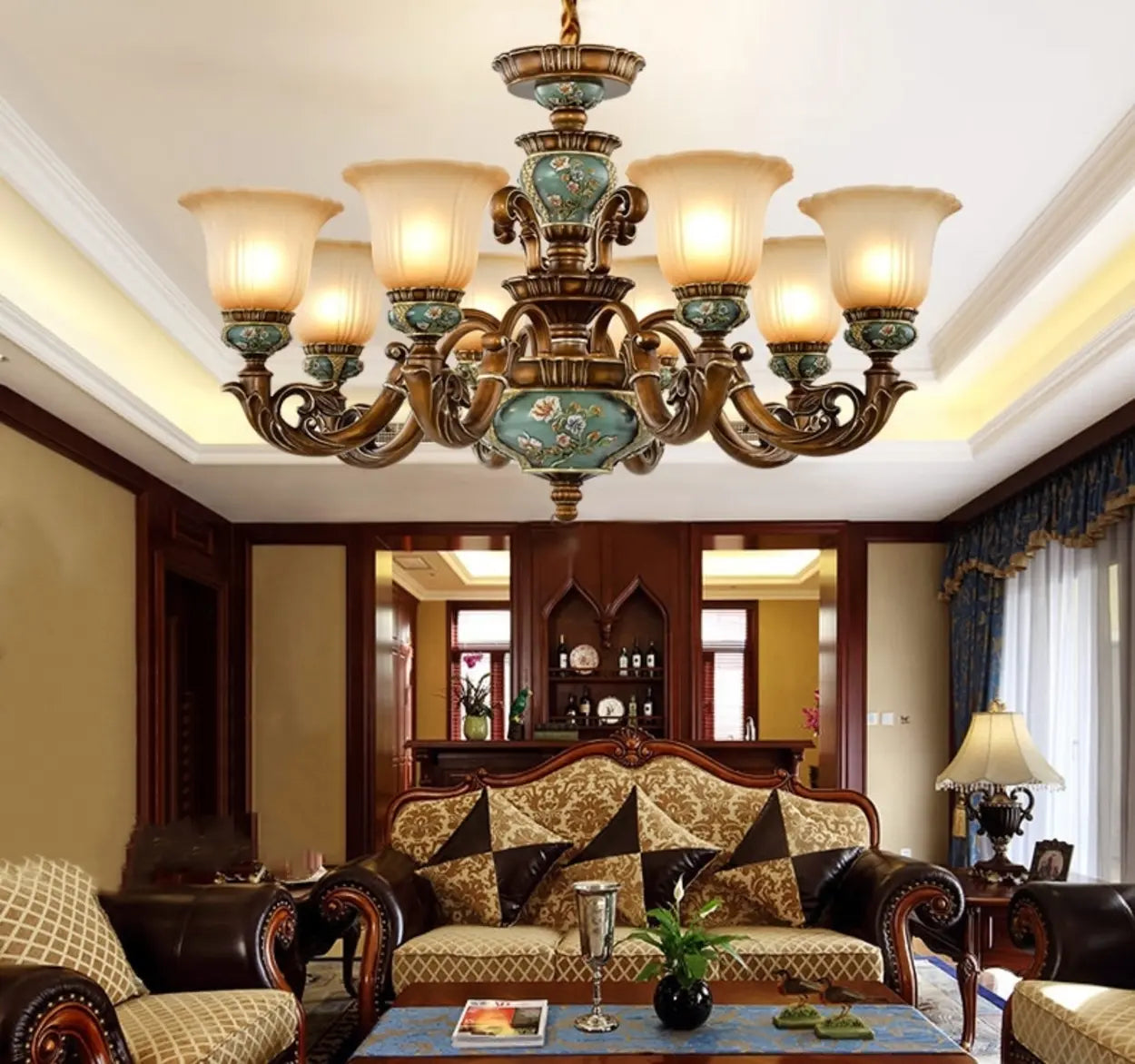 8-flammiger Geschnitzter Weinlese Kronleuchter