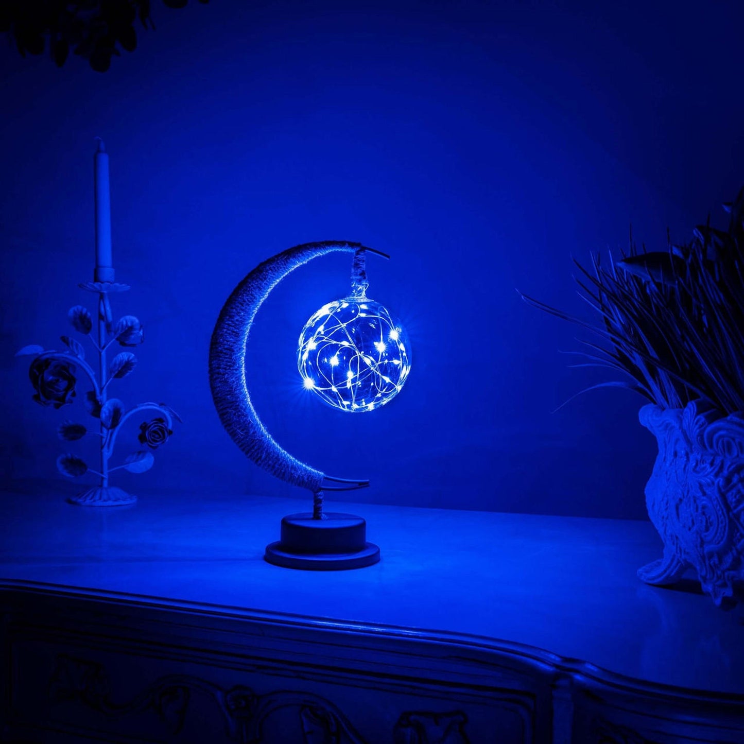 LunarBlüte: Mondlampe mit zarten Blüten und Sanftem Leuchten