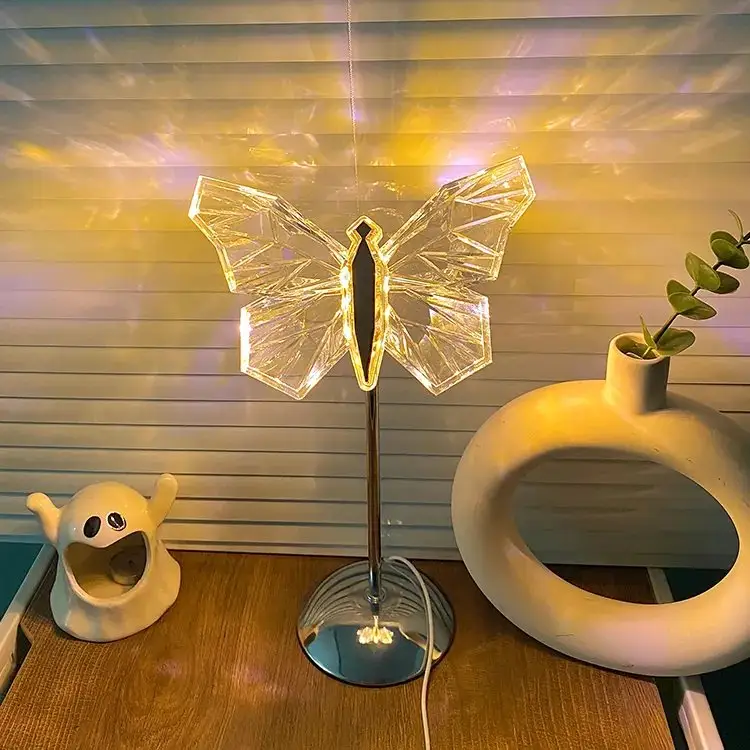 Kristallflügel: Schmetterlingsförmige Kristall-Tischlampe