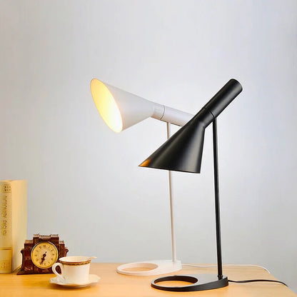 ArcusStrahl: Minimalistische LED-Tischlampe mit Elegantem Bogen